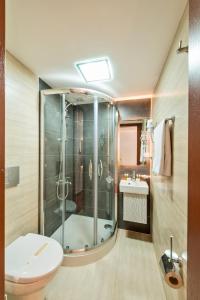 A bathroom at Erbazlar Hotel