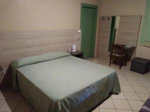 カスティリオーネ・デッレ・スティヴィエーレにあるAgriturismo Corte Gaiaのベッドルーム(大型ベッド1台付)、バスルームが備わります。