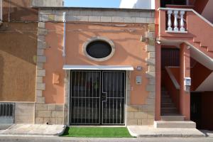 ein Gebäude mit einer Tür mit einem Fenster und einer Treppe in der Unterkunft L'Antica Casa Di Cosmarita in Manduria