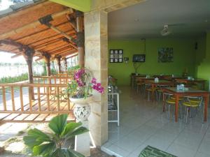 ein Restaurant mit Tischen und Stühlen in einem Gebäude in der Unterkunft Cerah Hotel in Paiton