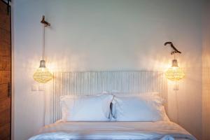 a bedroom with a bed with two lights above it at Lemon Tree Stay in Faro
