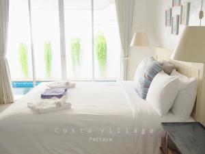 Costa Village Pool Villa 객실 침대