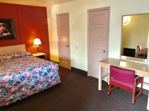 Travelers Inn Motel tesisinde bir odada yatak veya yataklar