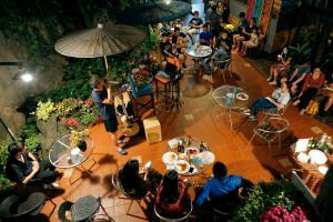 入住Kunming Upland International Youth Hostel ,near the city center ,2 mins walk to the subway, 2 mins walk to the Green Lake, Close to Yuan tong Temple, Old street, Yunnan University, convenient payment and visa cards are accepted的客人