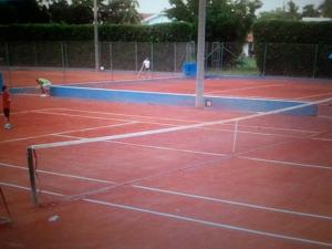 Tenis a/nebo squash v ubytování HERMOSA CASAQUINTA FAMILIAR CONDOMINIO CAMPESTRE EL PEÑON Piscina Privada Campo de Golf nebo okolí