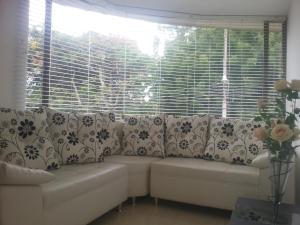 Posezení v ubytování HERMOSA CASAQUINTA FAMILIAR CONDOMINIO CAMPESTRE EL PEÑON Piscina Privada Campo de Golf