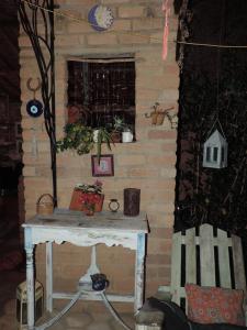 une maison en bois avec une table et une chaise dans l'établissement hostelvi guesthouse, à Lençóis