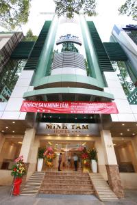 un bâtiment avec des escaliers en face d'un bâtiment dans l'établissement Minh Tam Hotel & Spa 3/2, à Hô-Chi-Minh-Ville