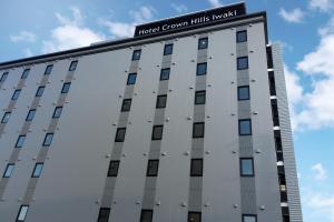 Un edificio con un cartel en la parte superior. en Hotel Crown Hills Iwaki, en Iwaki