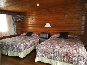 Llit o llits en una habitació de Flamingo Motel