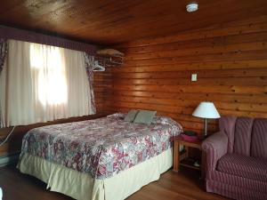 Llit o llits en una habitació de Flamingo Motel