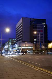 a city street filled with lots of traffic at night at Euro Hostel Glasgow in Glasgow