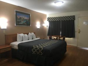 Habitación de hotel con cama grande y ventana en Americas Best Value Inn Beaumont California, en Beaumont