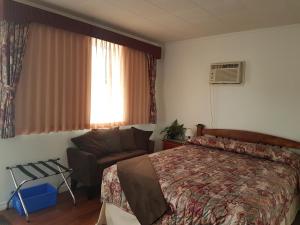 Llit o llits en una habitació de Flamingo Motel