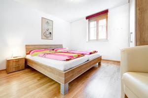 1 dormitorio con cama y ventana en Appartement Ski In by A-Appartments, en Brand