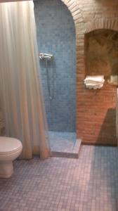 y baño con ducha y aseo. en Casa Rómulo en Duruelo de la Sierra