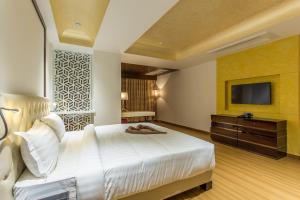 Hotel Abika Elite的电视和/或娱乐中心
