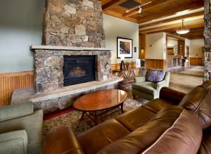Lounge nebo bar v ubytování Zephyr Mountain Lodge