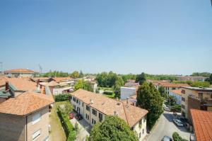 z góry widok na małe miasteczko z budynkami w obiekcie Nino Bixio TREVISO WIFI w mieście Treviso