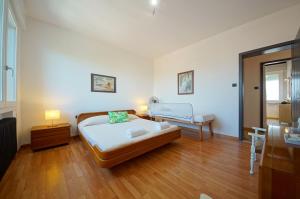 sypialnia z łóżkiem, stołem i lustrem w obiekcie Nino Bixio TREVISO WIFI w mieście Treviso