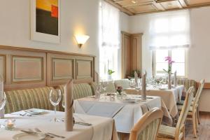 een eetkamer met tafels met witte tafelkleden bij Hotel Nassauer Hof in Limburg an der Lahn