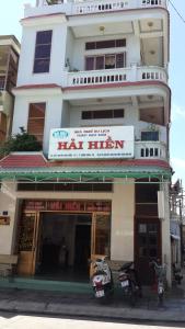 a building with two motorcycles parked in front of it at Hai Hien Guesthouse in Phú Quốc