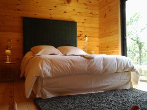 Cama ou camas em um quarto em Gîtes du Chêne Vert