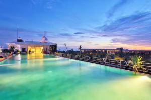 Bazén v ubytování de Vins Sky Hotel Seminyak nebo v jeho okolí