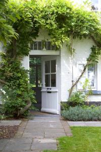 Casa blanca con puerta y ventana en B&B 't Wit Huys Brugge, en Brujas