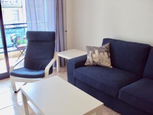 トッサ・デ・マールにあるApartamento Victorのリビングルーム(青いソファ、椅子2脚付)