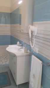 マッサ・ルブレンセにあるAcquamarina Accommodationのバスルーム(洗面台、鏡付)