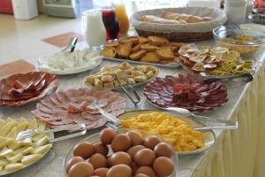 un buffet con muchos tipos diferentes de comida en una mesa en Семеен Хотел Идън en Sveti Vlas