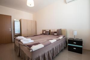1 dormitorio con 1 cama grande en una habitación en Lighthouse Golf Apart Complex&Villas, en Balchik
