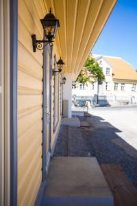 uma porta para uma casa com um telhado amarelo em Haapsalu Old Town Apartments em Haapsalu