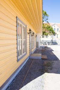 um edifício amarelo com uma porta e uma janela em Haapsalu Old Town Apartments em Haapsalu