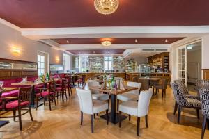 a restaurant with tables and chairs in a room at Kurhaushotel Bad Salzhausen in Bad Salzhausen