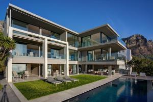 Cape Town的住宿－CB-ONE Luxury Stay，一座带游泳池和房子的大建筑
