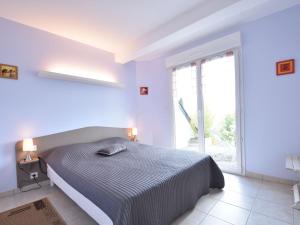 - une chambre avec un lit et une grande fenêtre dans l'établissement Les Vaux, à Villedieu-les-Poêles