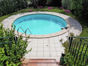 une grande piscine entourée d'un chemin en briques. dans l'établissement Modern villa with private pool, à Cornillon