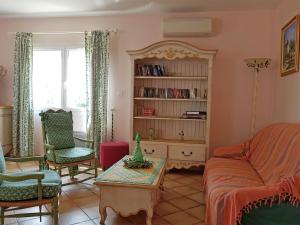 - un salon avec un canapé et des chaises dans l'établissement Modern villa with private pool, à Cornillon