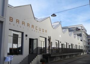 um edifício branco com uma placa que diz barragori hotelvisor em Barracuda em Lenzburg
