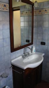 bagno con lavandino e specchio di Casetta ai Malvitani a Cetraro