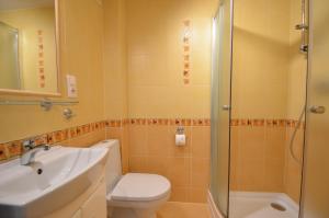 ミエルノにあるVilla Savanaのバスルーム(トイレ、洗面台、シャワー付)