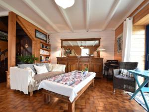 ein Wohnzimmer mit einem Sofa und einem Tisch in der Unterkunft Beautiful holiday home by the sea in Penmarch in Saint-Guénolé