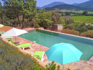 Вид на бассейн в Lavish Holiday Home in Le Plan de la Tour with Swimming Pool или окрестностях