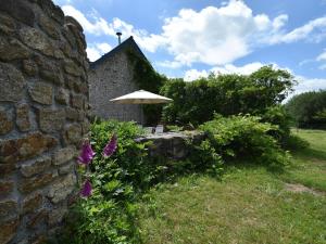 Galeriebild der Unterkunft Lovely mansion with fenced garden in Baguer-Morvan