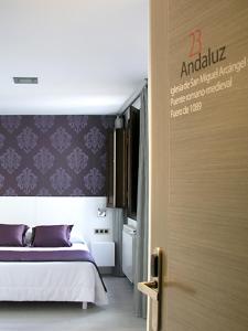 A bed or beds in a room at Hotel Rural Villa de Berlanga