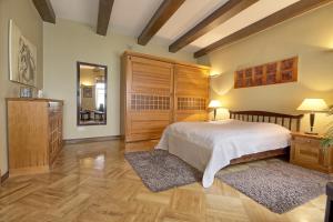 Un pat sau paturi într-o cameră la Pilies Apartments
