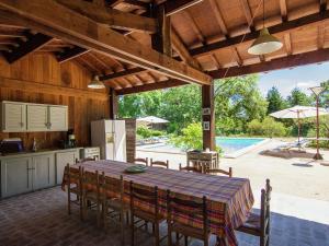 een keuken en eetkamer met een tafel en stoelen bij Cosy Holiday Home in Bourgnac with Private Pool in Bourgnac