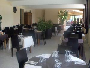 a dining room filled with tables and chairs with tablesktop at Camping La Motte Flottante in La Freissinouse